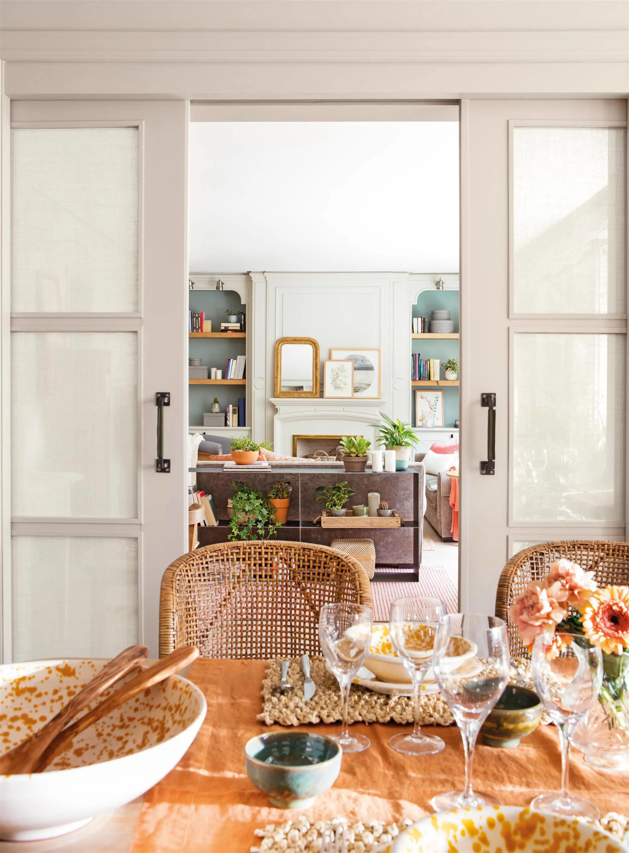 Puertas correderas blancas con cristal que separan el salón del comedor