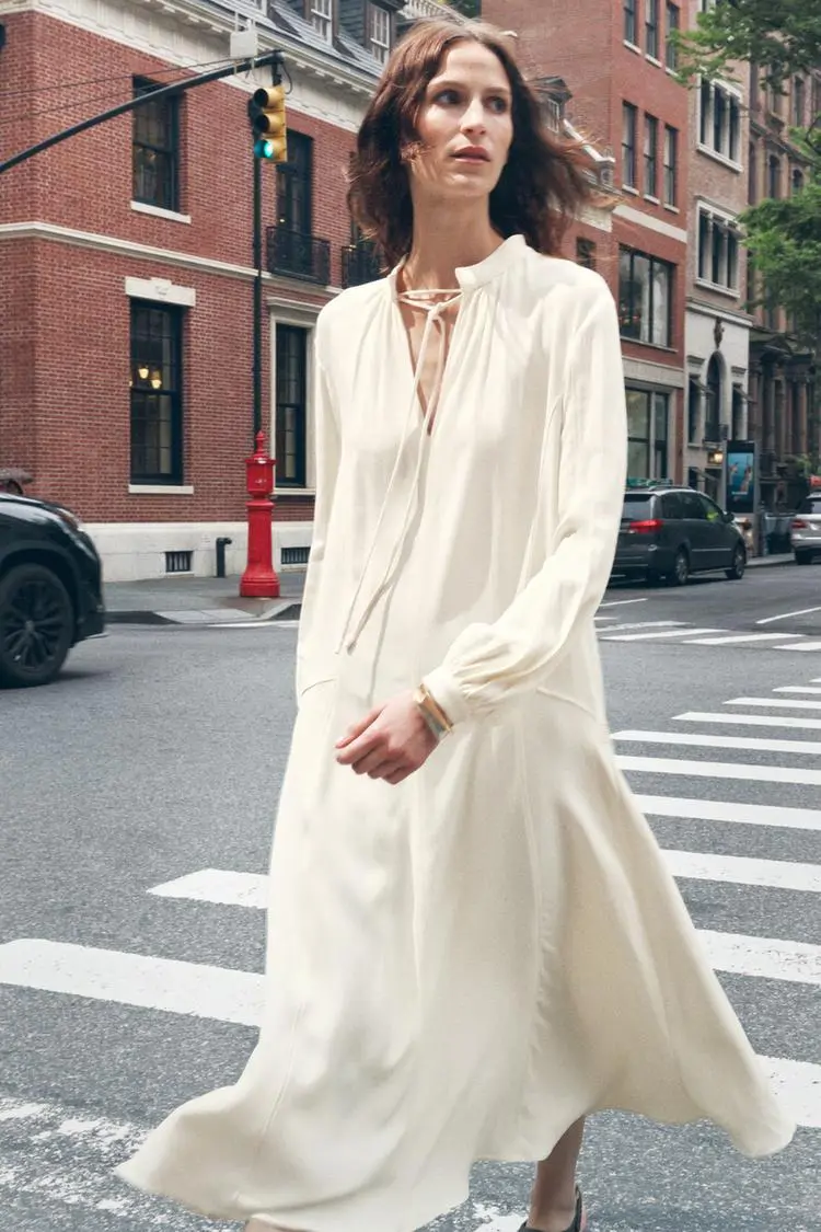 Vestido con detalle de lazadas