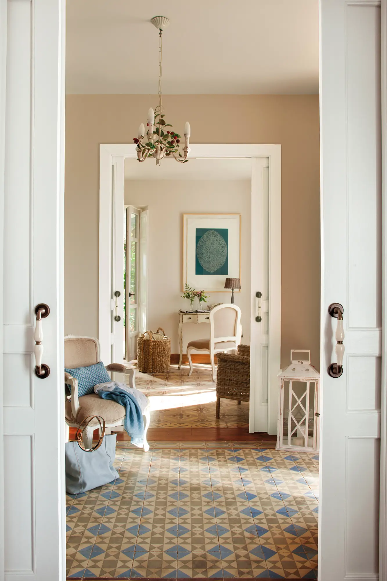 Puertas correderas con tiradores de estilo vintage.