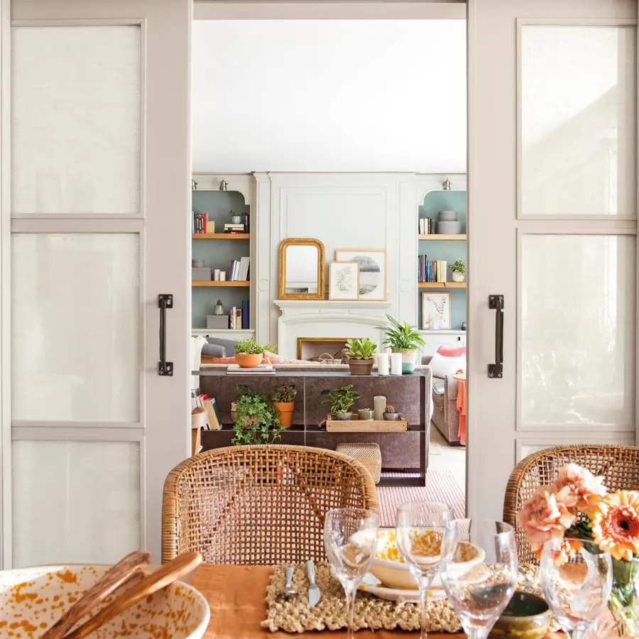 Puertas correderas blancas con cristal que separan el salón del comedor