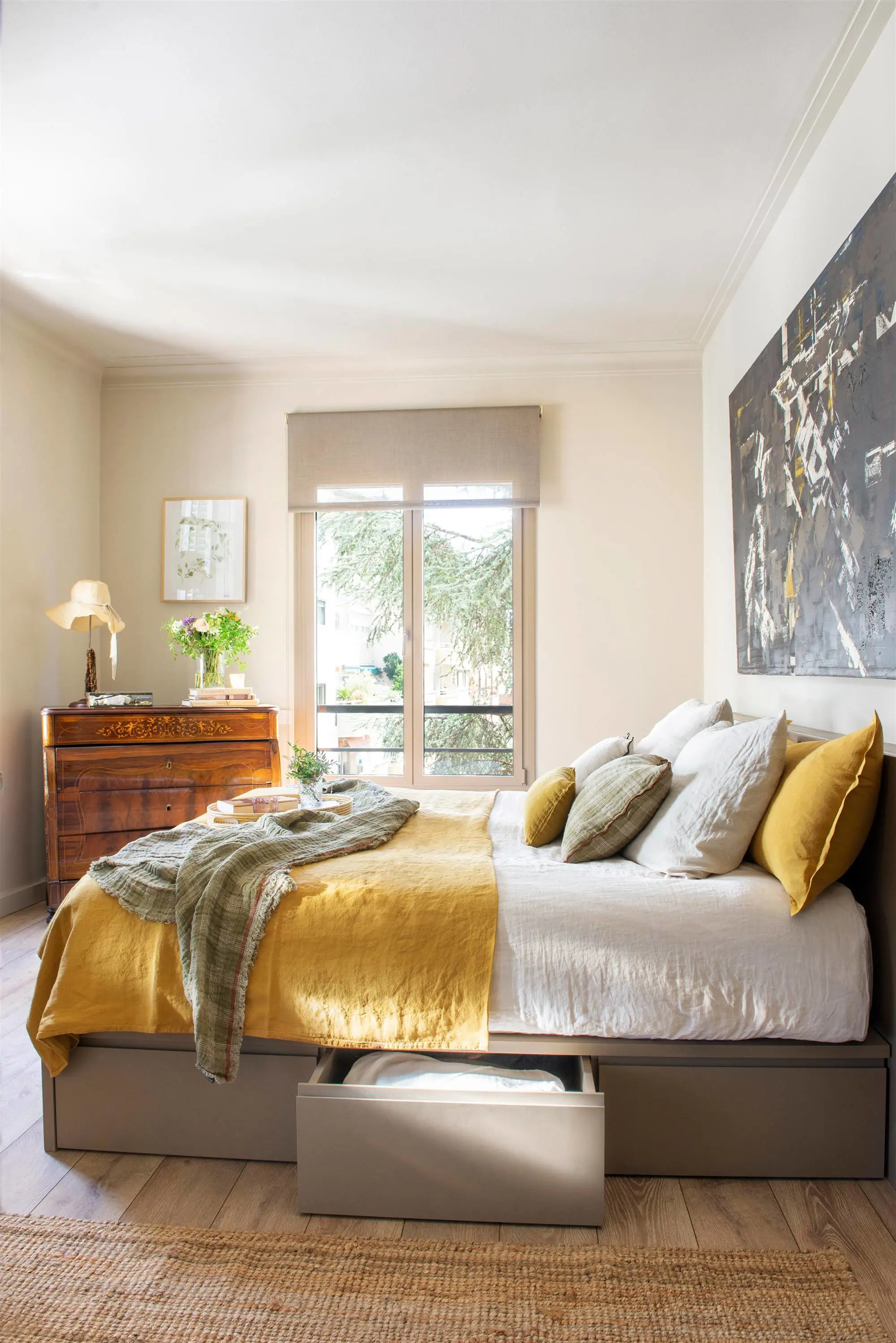 Dormitorio con cama con cajones