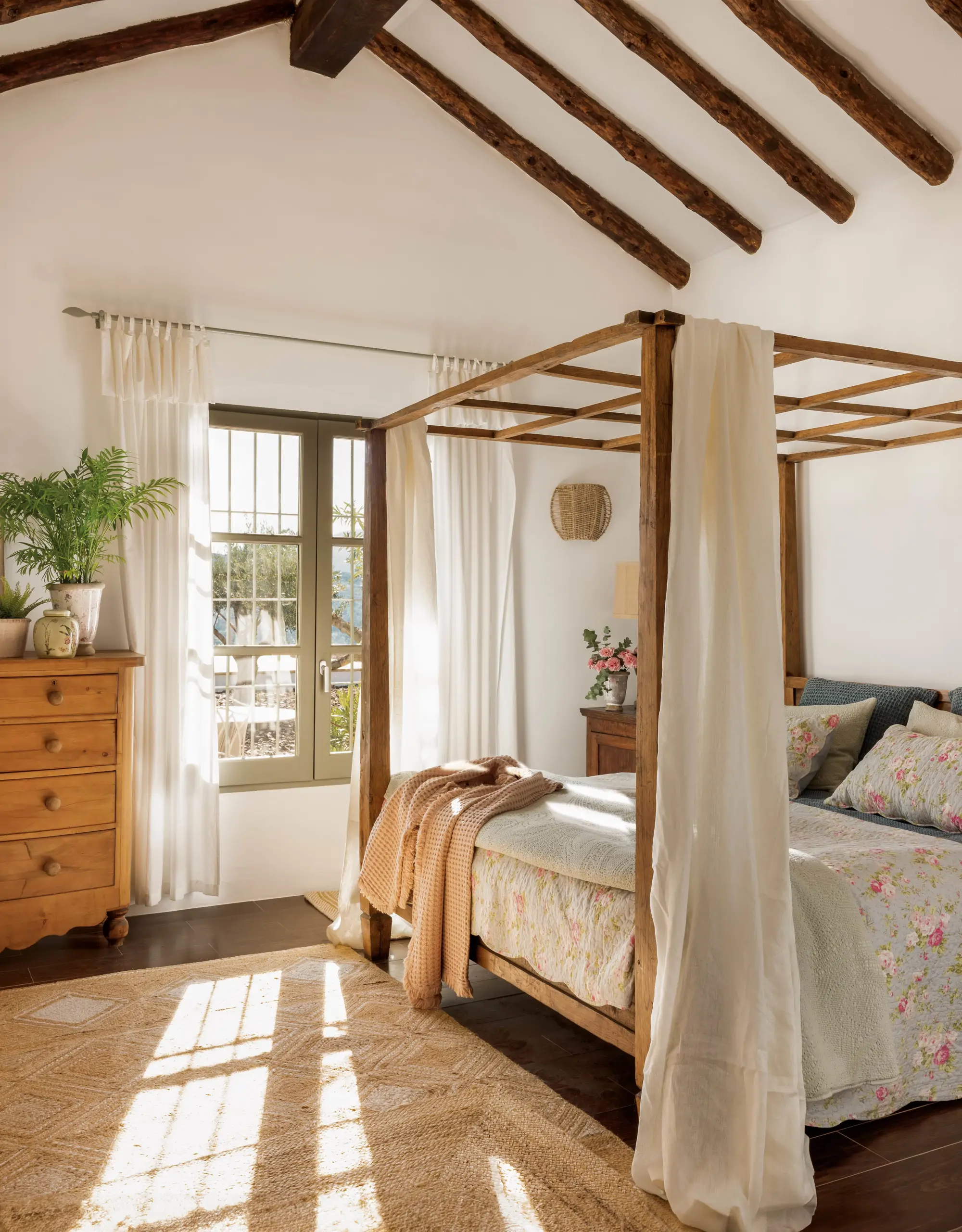 00587199 dormitorio dosel madera vigas vistas mar cama flores
