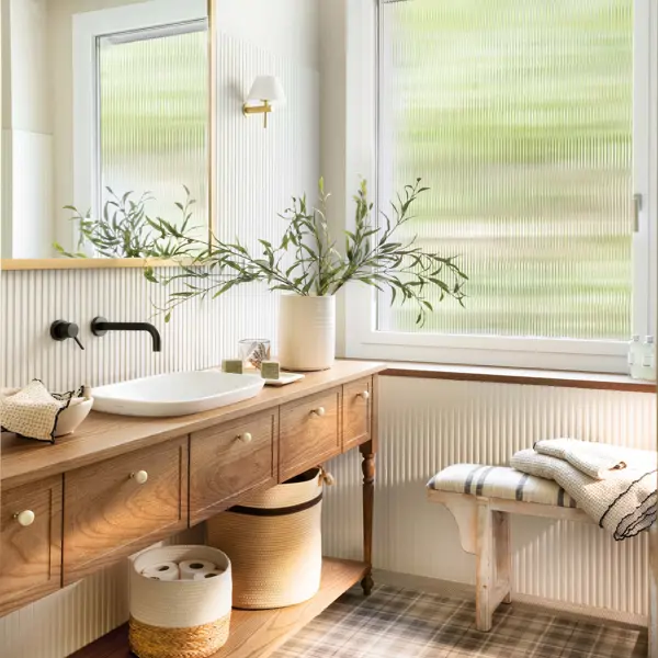 Baño con mueble de madera y suelo de cuadros