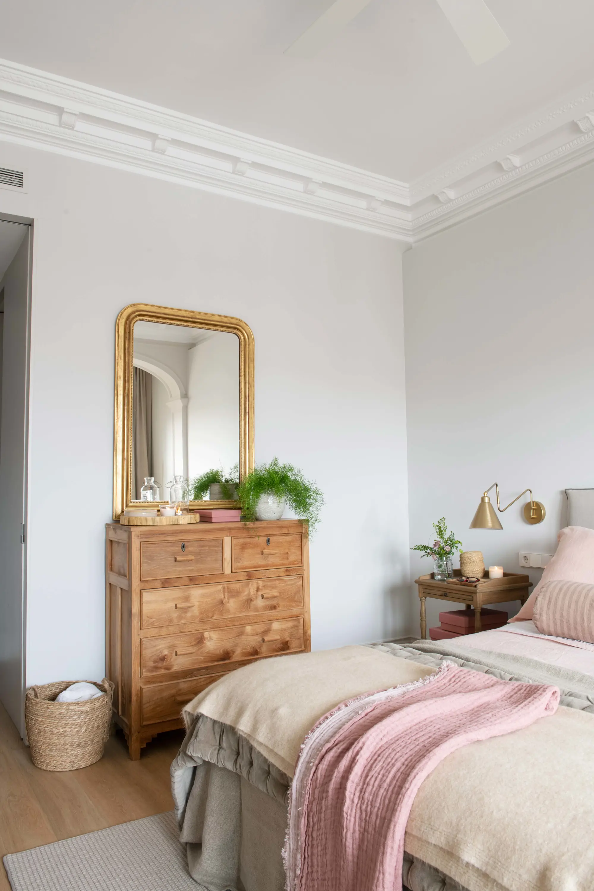 Dormitorio con cómoda y espejo dorado
