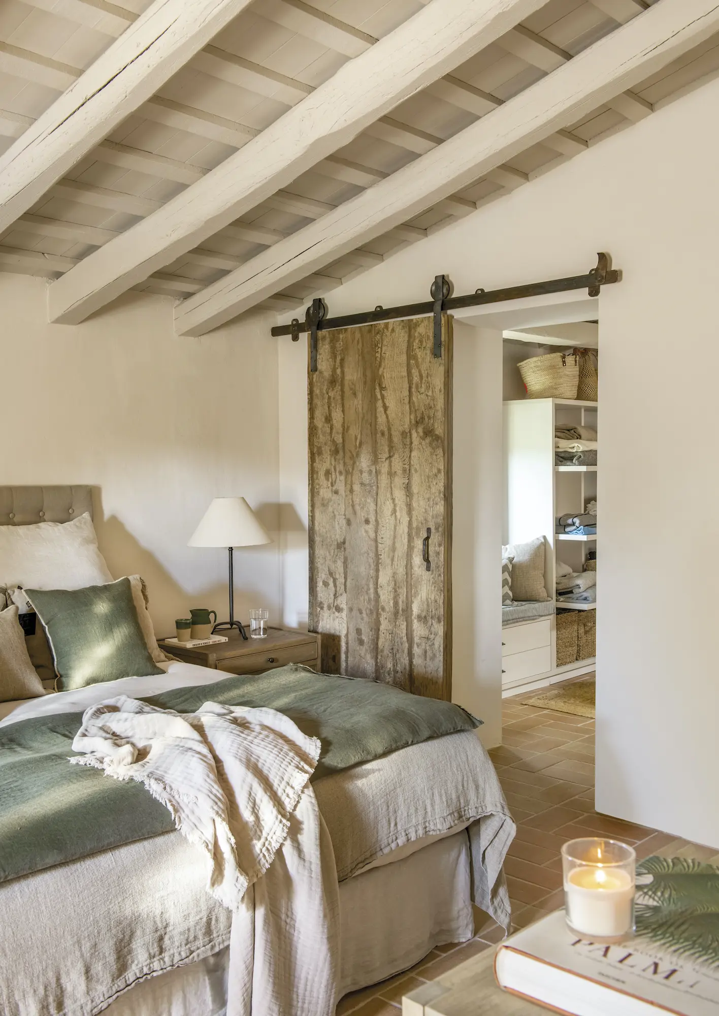 Dormitorio con puerta tipo granero 