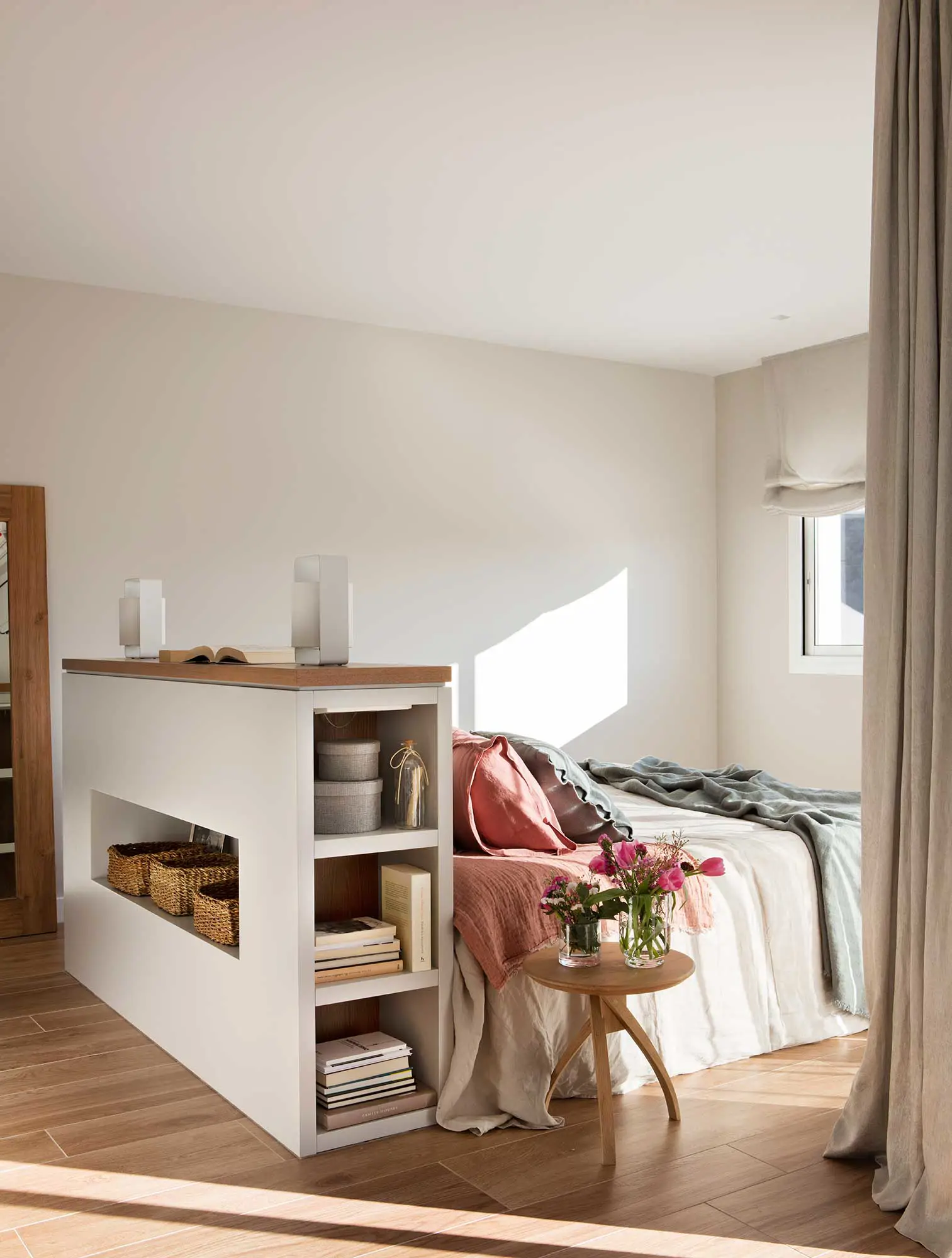 Dormitorio con cabecero de obra con almacenaje