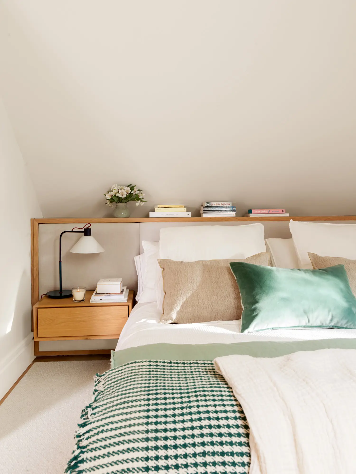 Dormitorio pequeno techo inclinado 