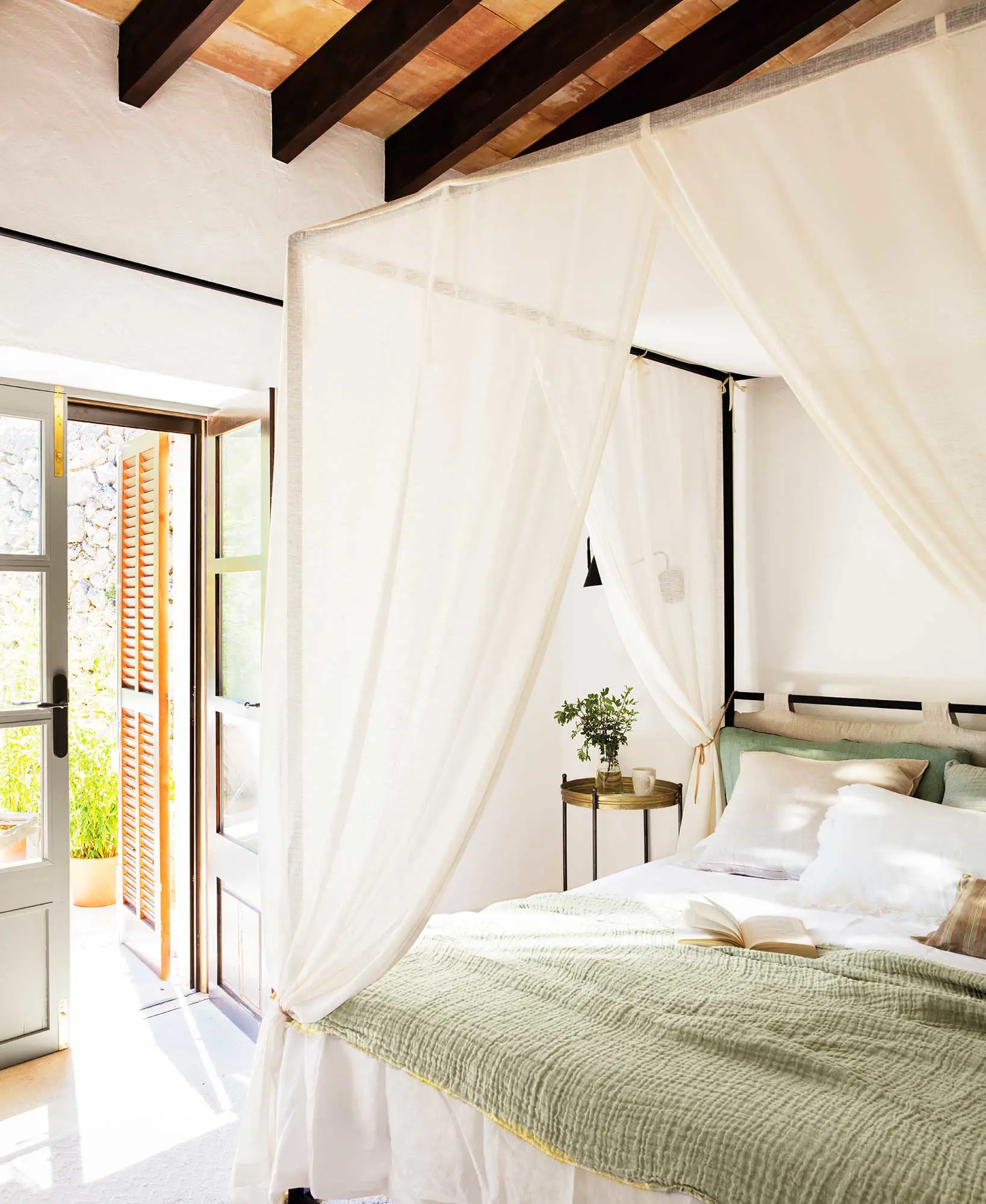 Dormitorio-ru´stico-con-vigas-de-madera-y-cama-con-dosel-00541876