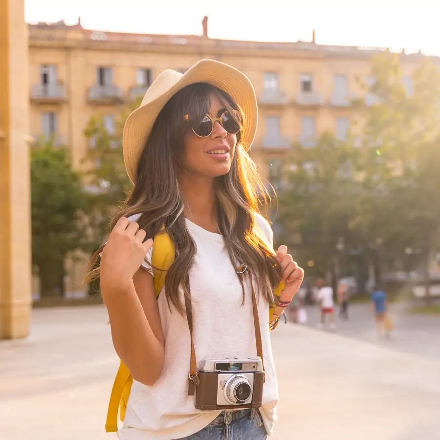 Mujer turista caminando