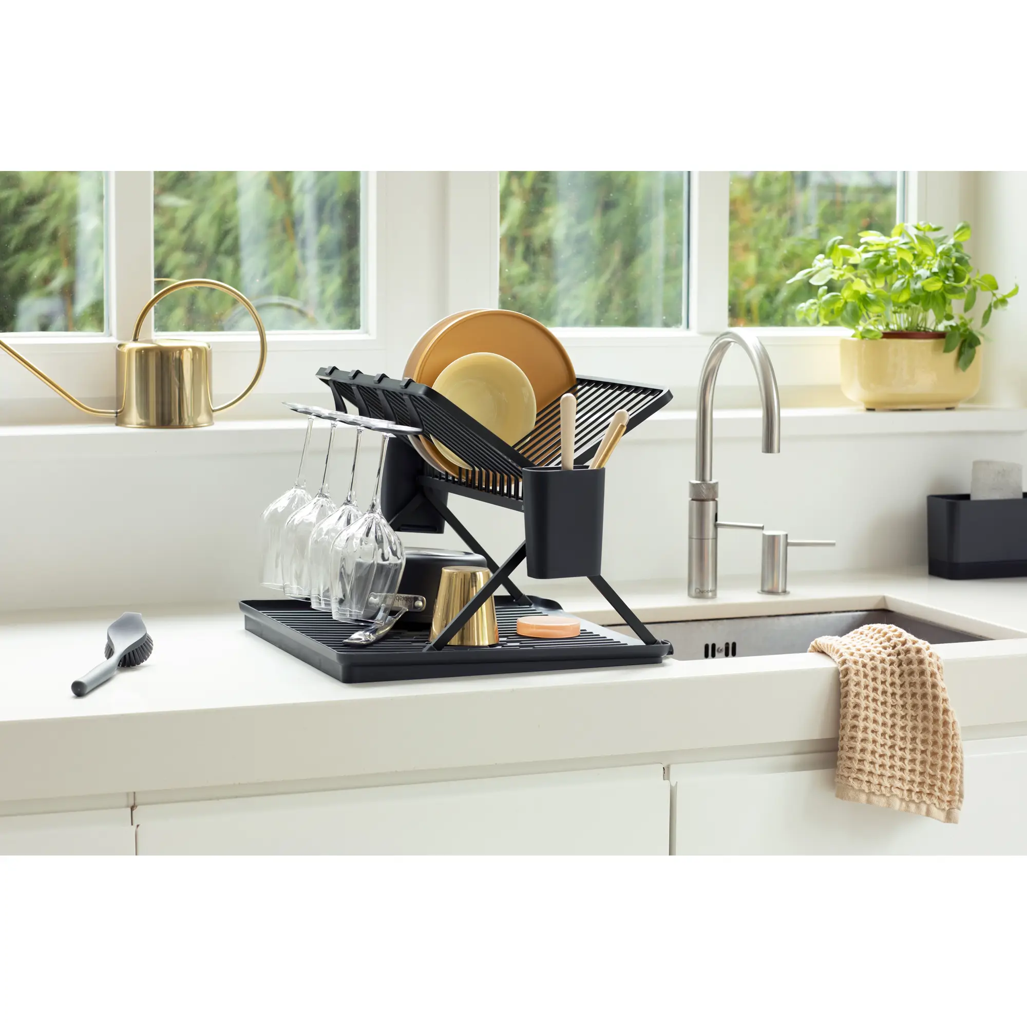 Escurreplatos plegable SinkSide de Brabantia.