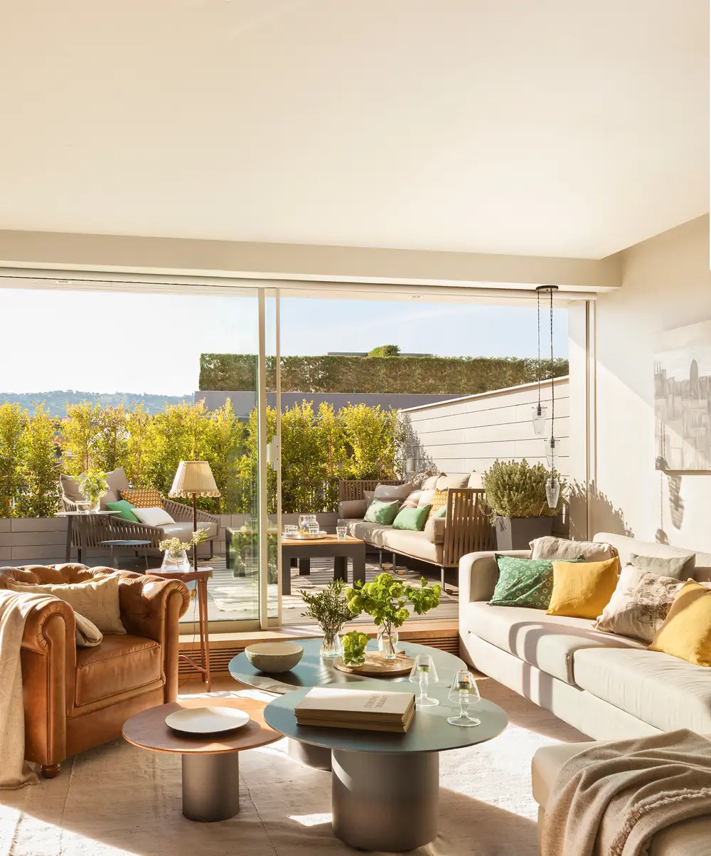 Salón con puertas correderas que llevan a la terraza