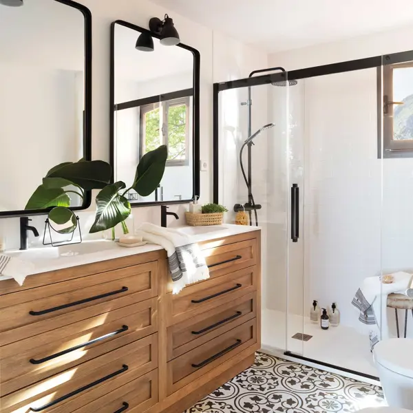 11 baños REALES con mamparas de ducha de acceso frontal: la mejor solución para baños pequeños
