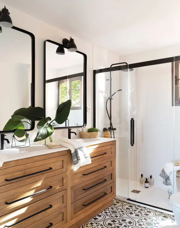 11 baños REALES con mamparas de ducha de acceso frontal: la mejor solución para baños pequeños