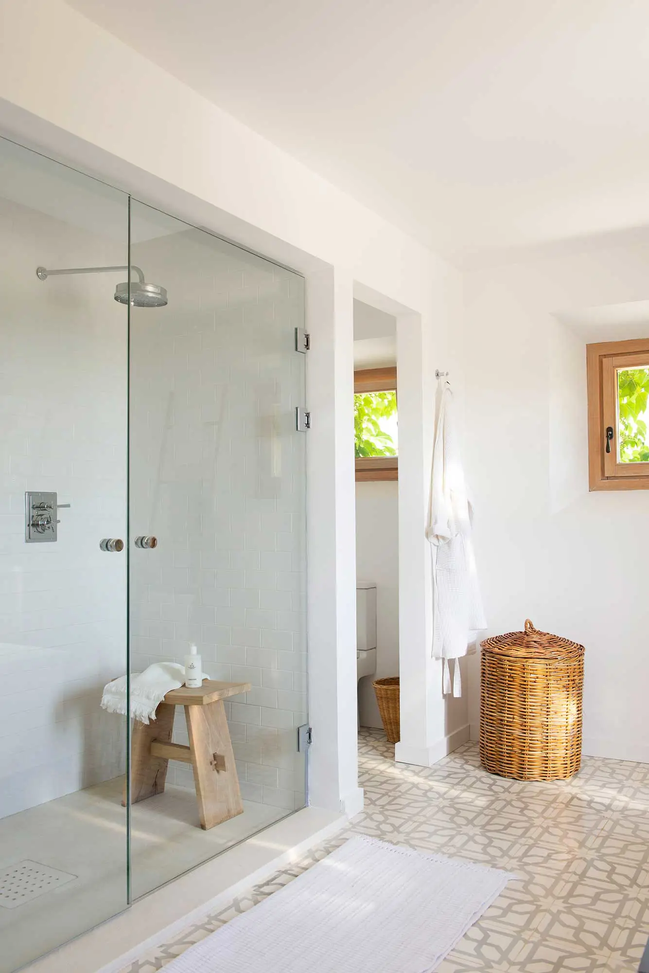 Baño con mampara de hojas batientes.