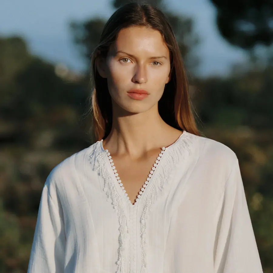 5 blusas blancas de Zara muy favorecedoras