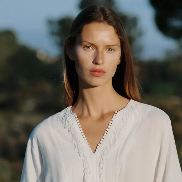 Las mujeres de 60 le dicen adiós a los vestidos con tirantes: Zara tiene 5 alternativas con manga muy estilosas para este verano