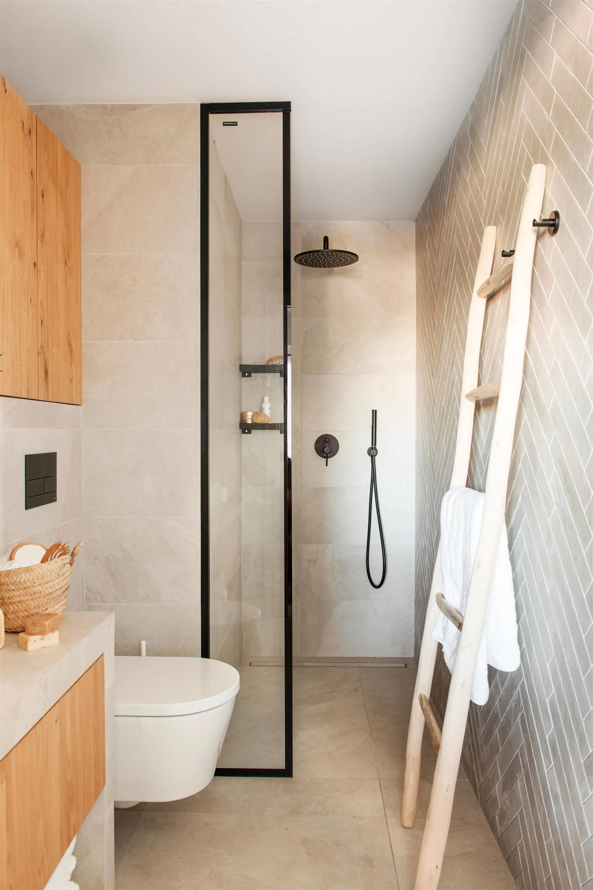 Baño con mampara e inodoro volado.