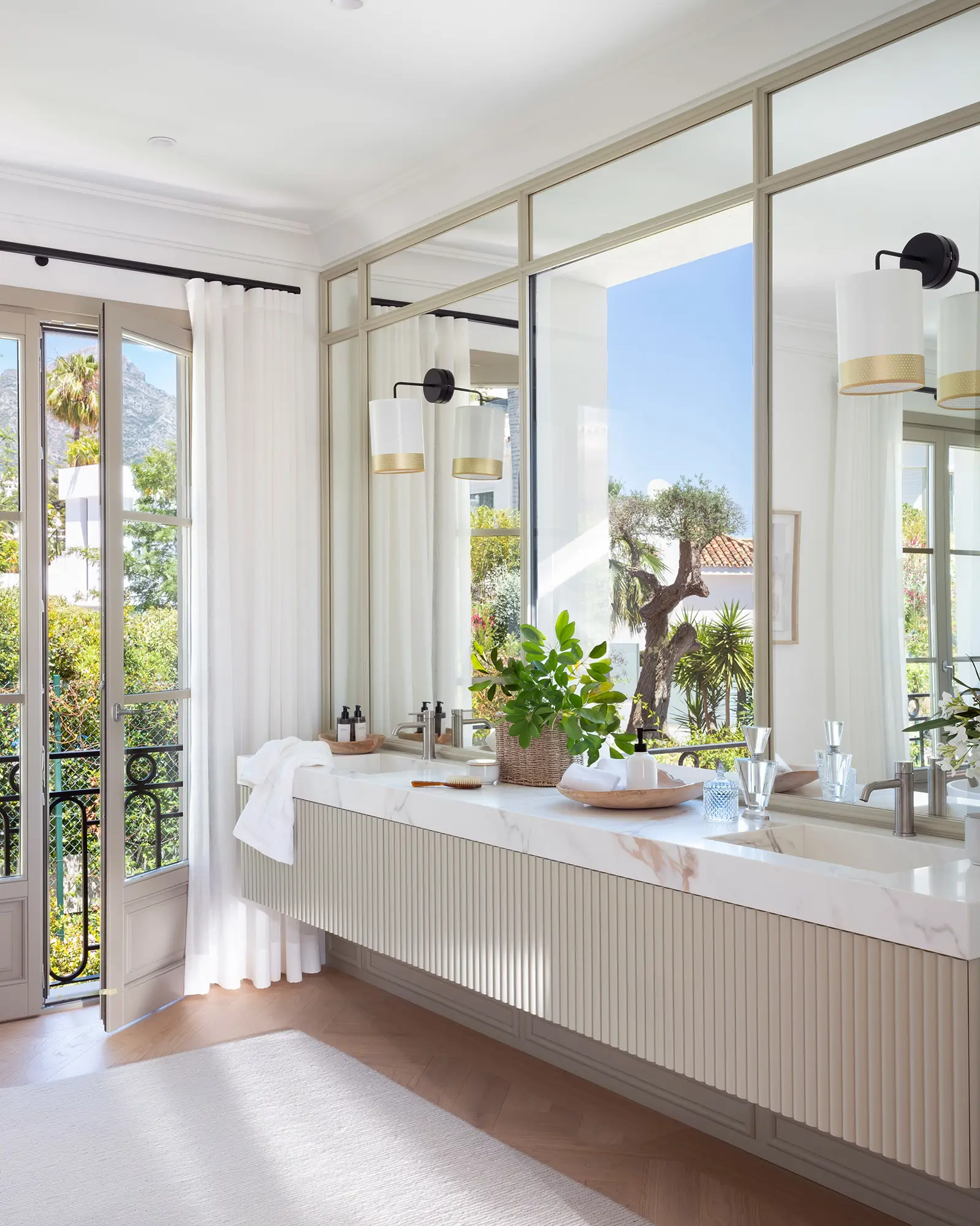 Baño elegante con mucha luz