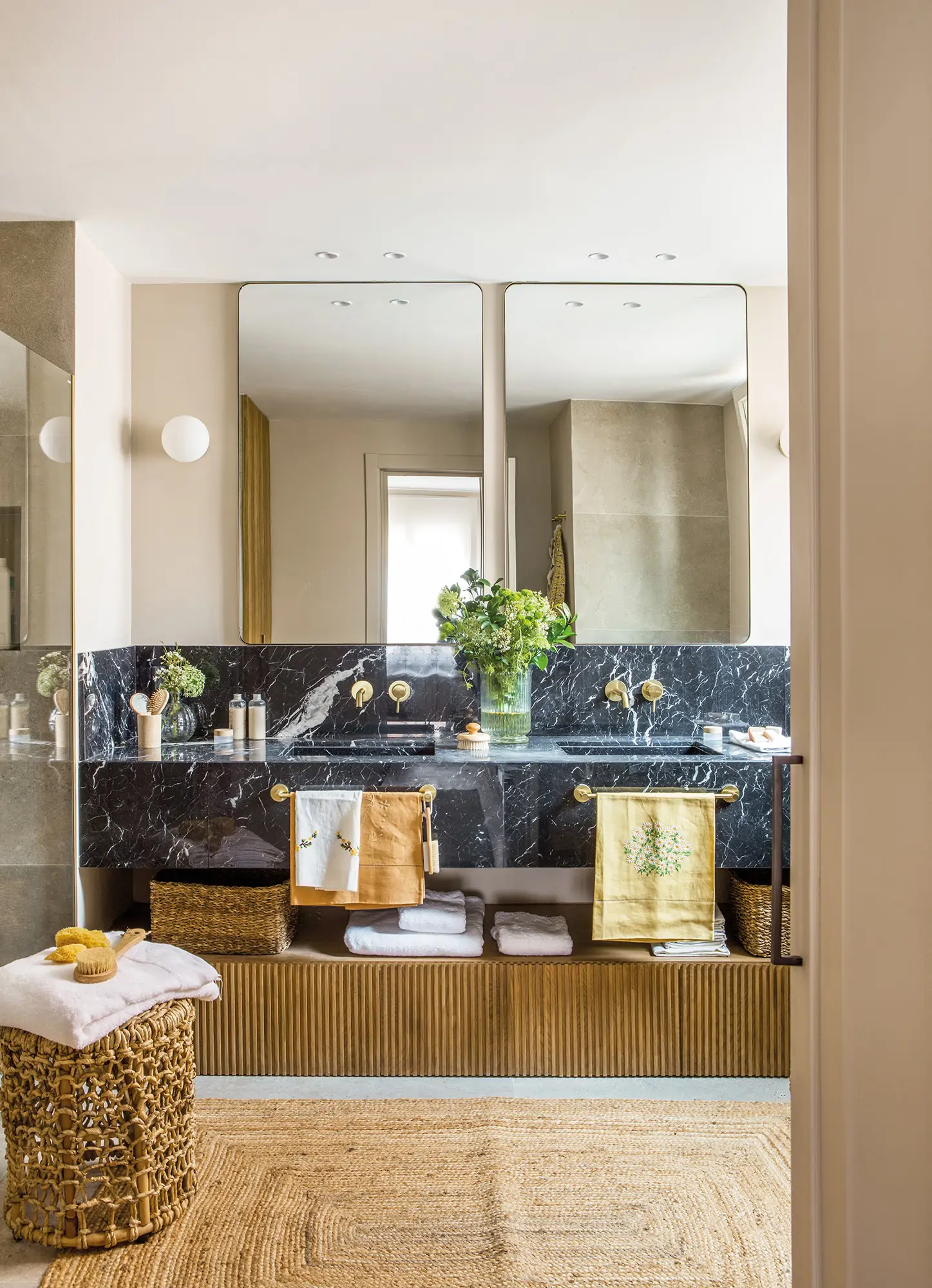Baño moderno con lavabo de márnol