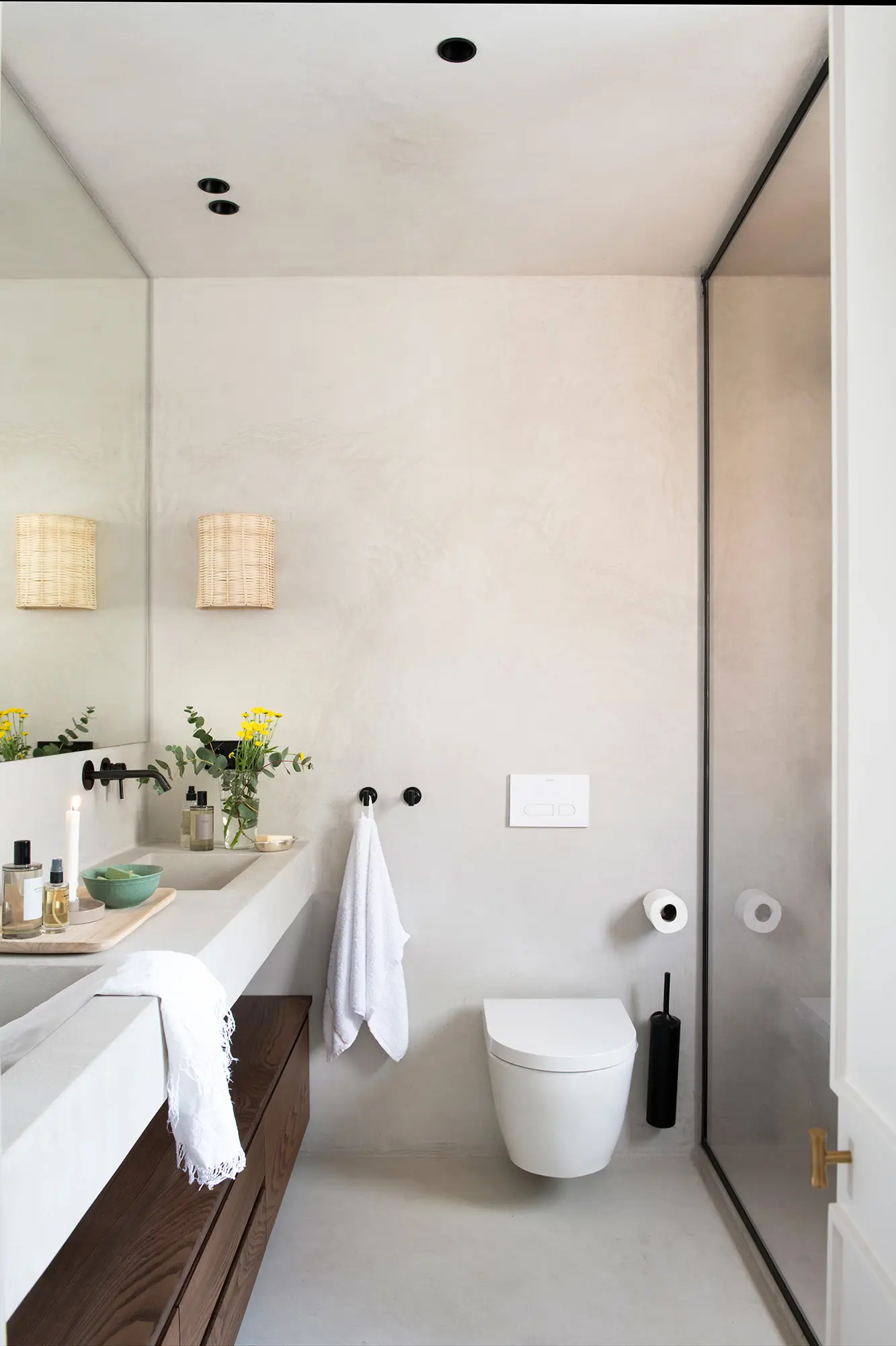 Baño moderno con inodoro suspendido