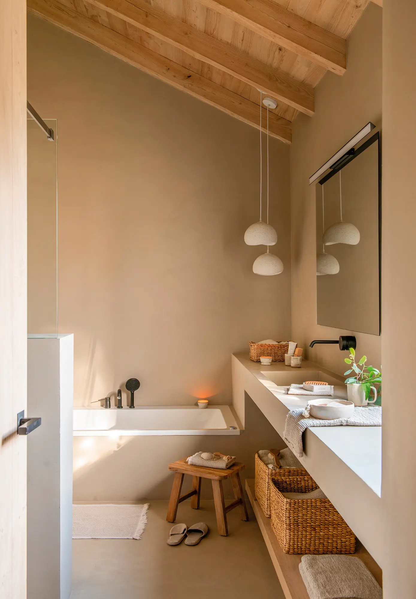 Baño con bañera y muebles de obra