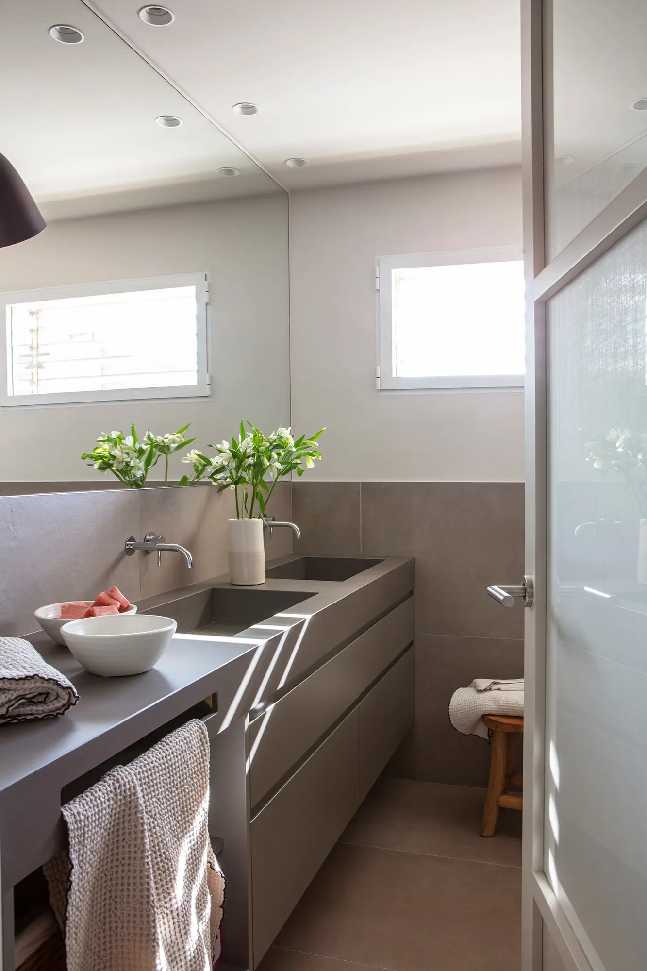 Baño moderno en gris