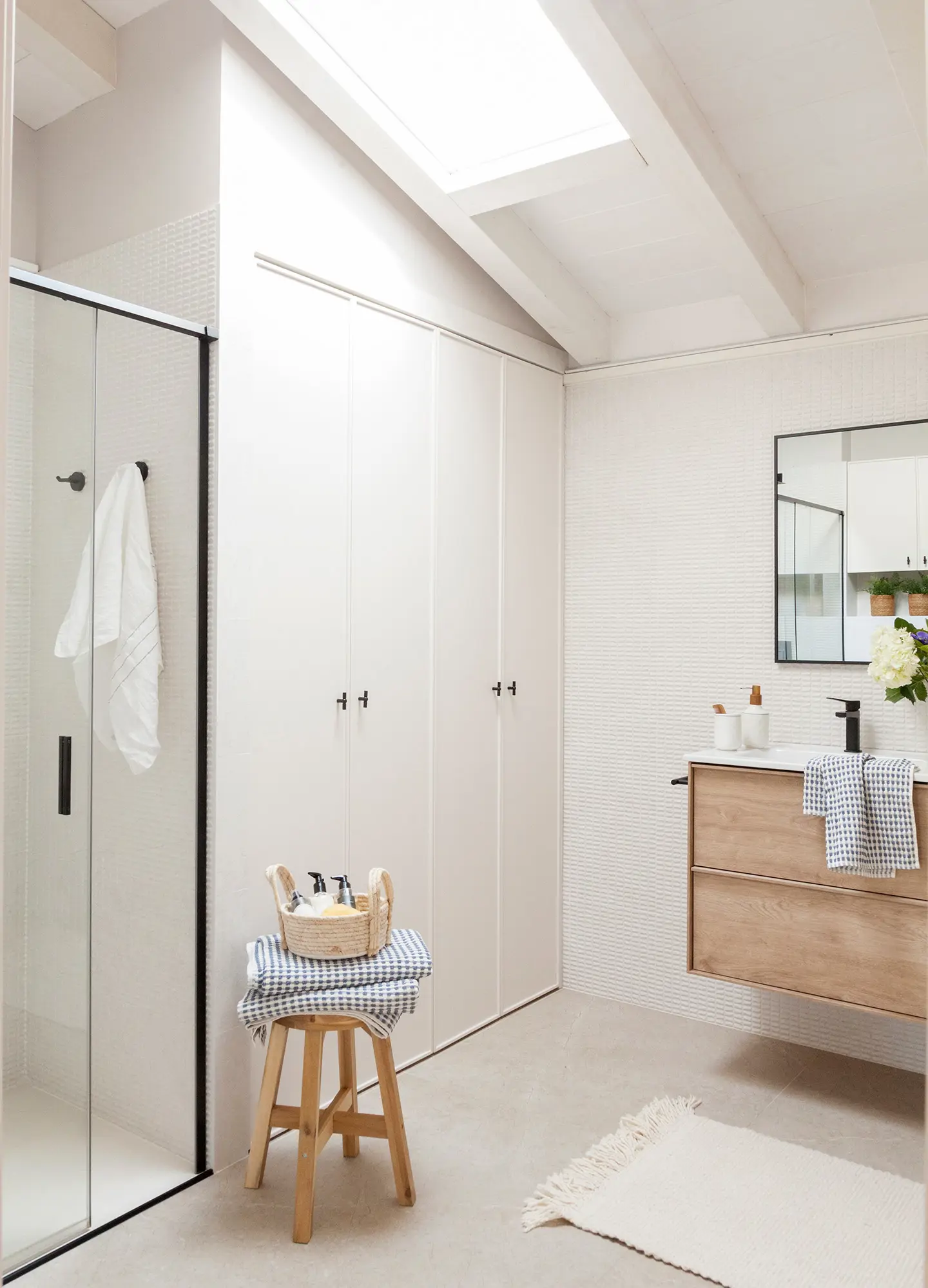 Baño moderno con armario de puertas blancas