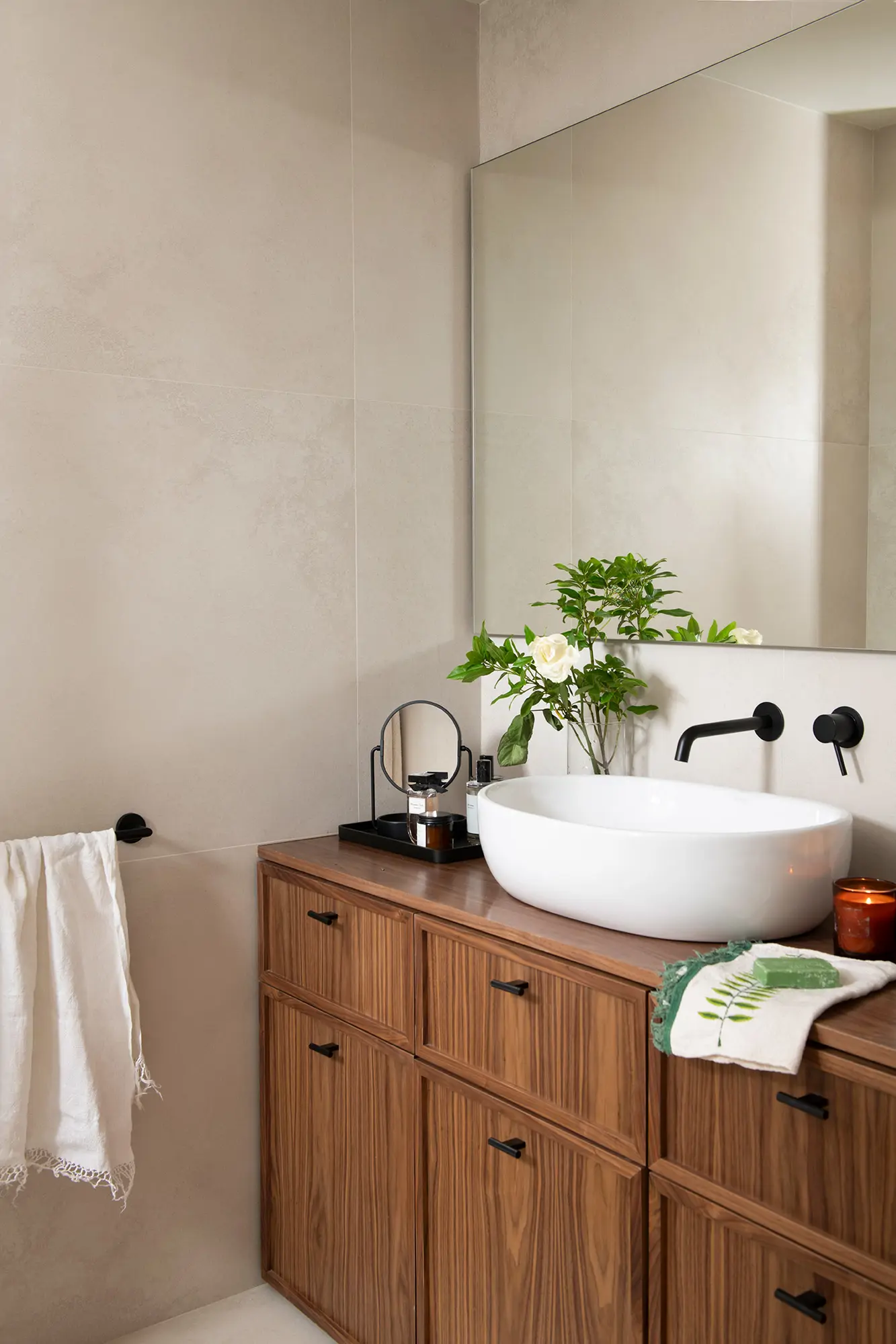 Mueble de lavabo en madera con tiradores en negro