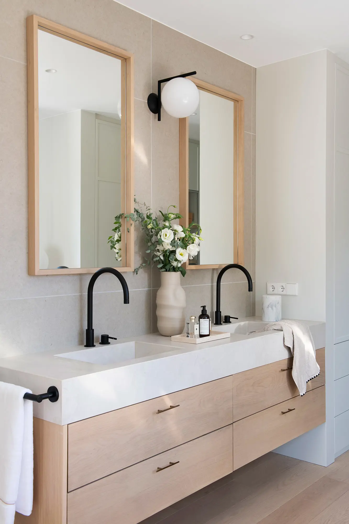 Zona de lavabo con mueble en madera