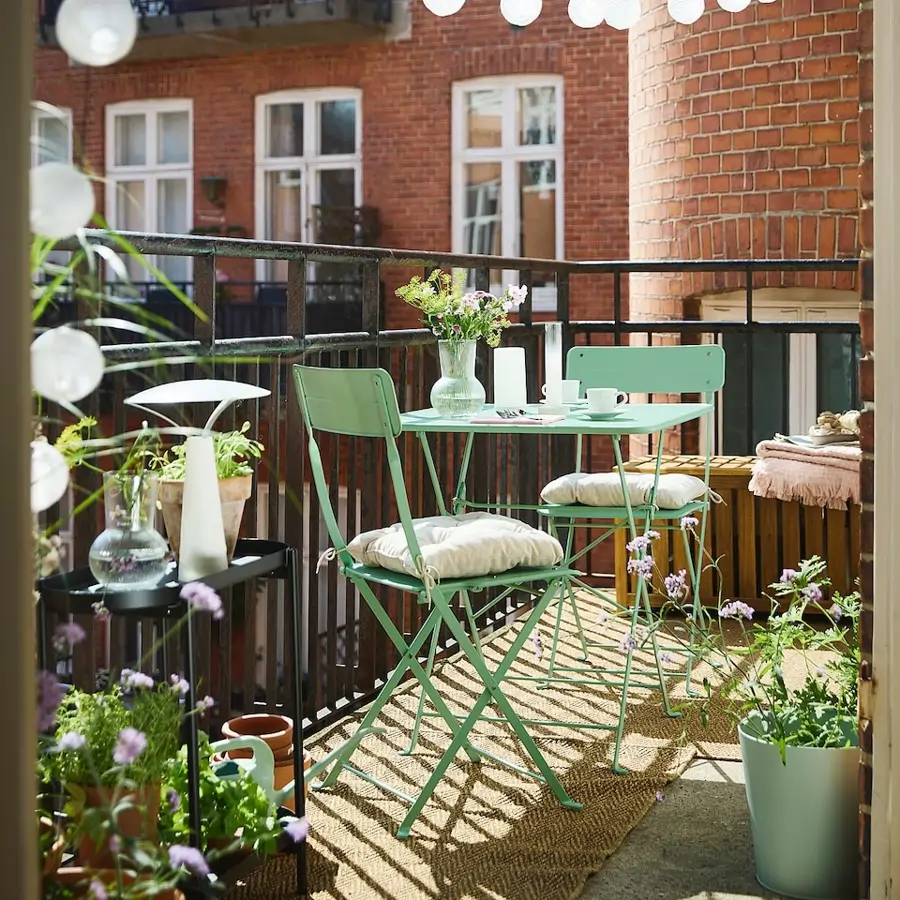 Muebles de exterior en balcón pequeño IKEA