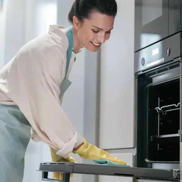 Lucía Lipperheide, especialista en limpieza: "Limpiar las rejillas del horno es un suplicio, yo las meto en una bolsa de plástico durante 1 hora"