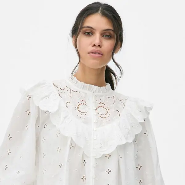 Acaban de llegar a Primark, los 5 pantalones blancos fresquitos que estilizan con sandalias planas