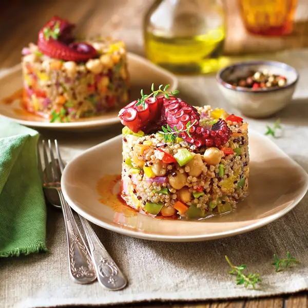 Timbal de quinoa con garbanzos y pulpo