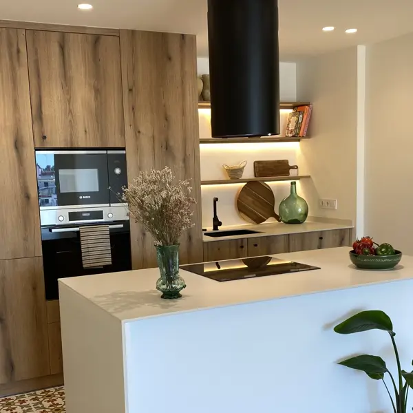Clémentine Luce, arquitecta: "He reformado esta cocina pequeña (de 7,5 m2) con suelos andaluces y una bonita isla"