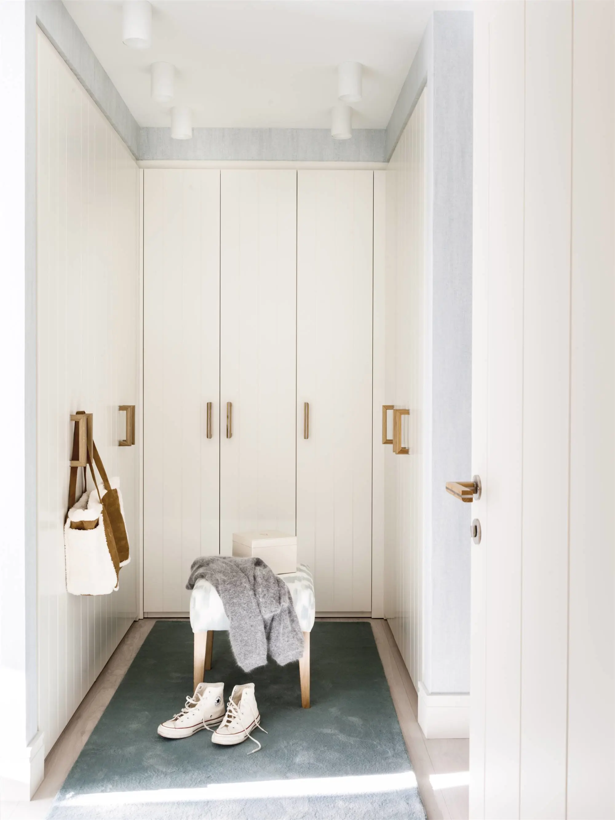 Vestidor con puertas blancas y tiradores de madera 00522712