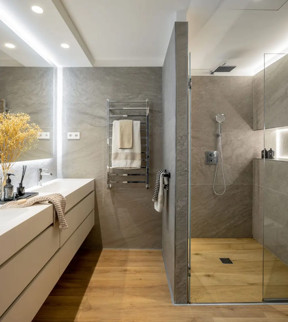 Baño con suelo enrasado sin escalones y acceso directo desde la entrada