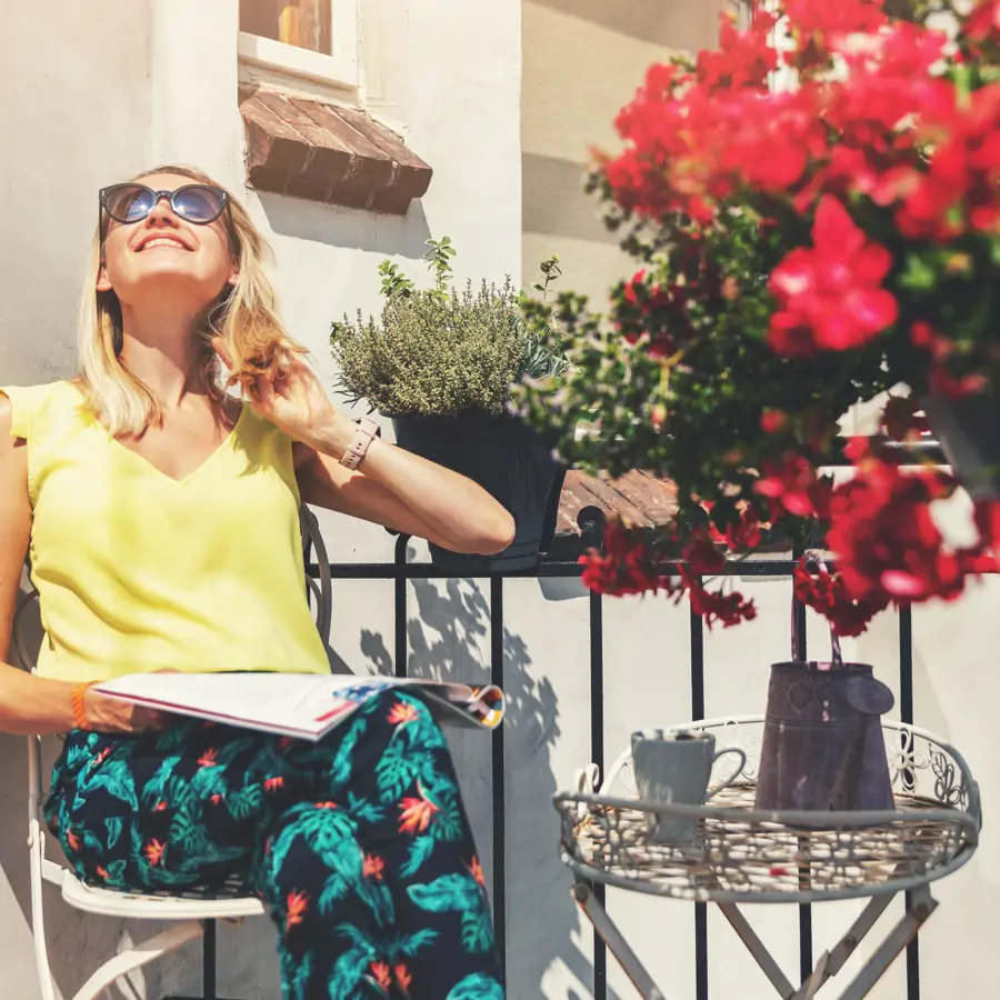 Mujer en terraza iStock