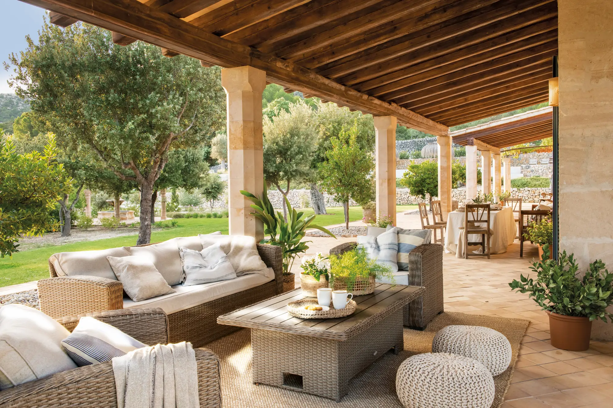 Porche con árboles y zona de estar muebles de fibra