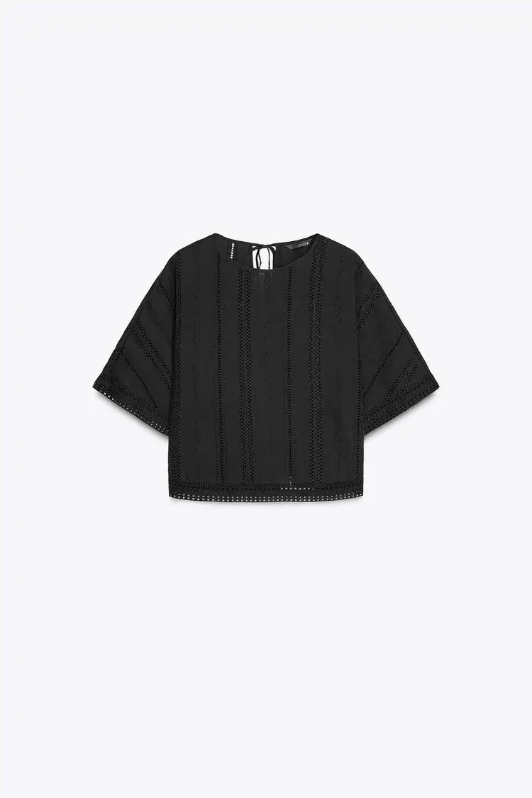Blusa negra con bordado perforado