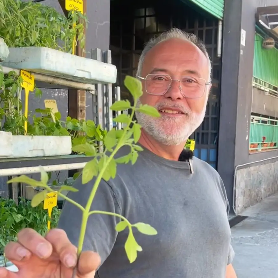 Alberto Trobalón, experto en jardinería huertos y mascotas y propietario de una la tienda Agrobotiga.