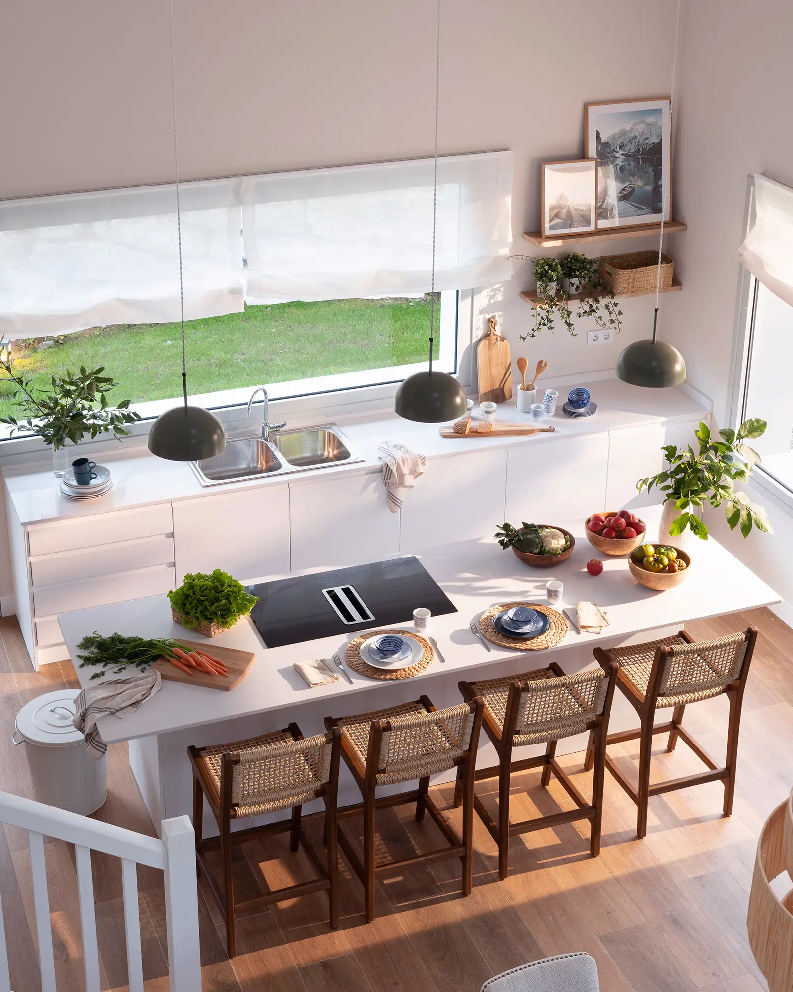 Cocina con isla y placa con extractor integrado