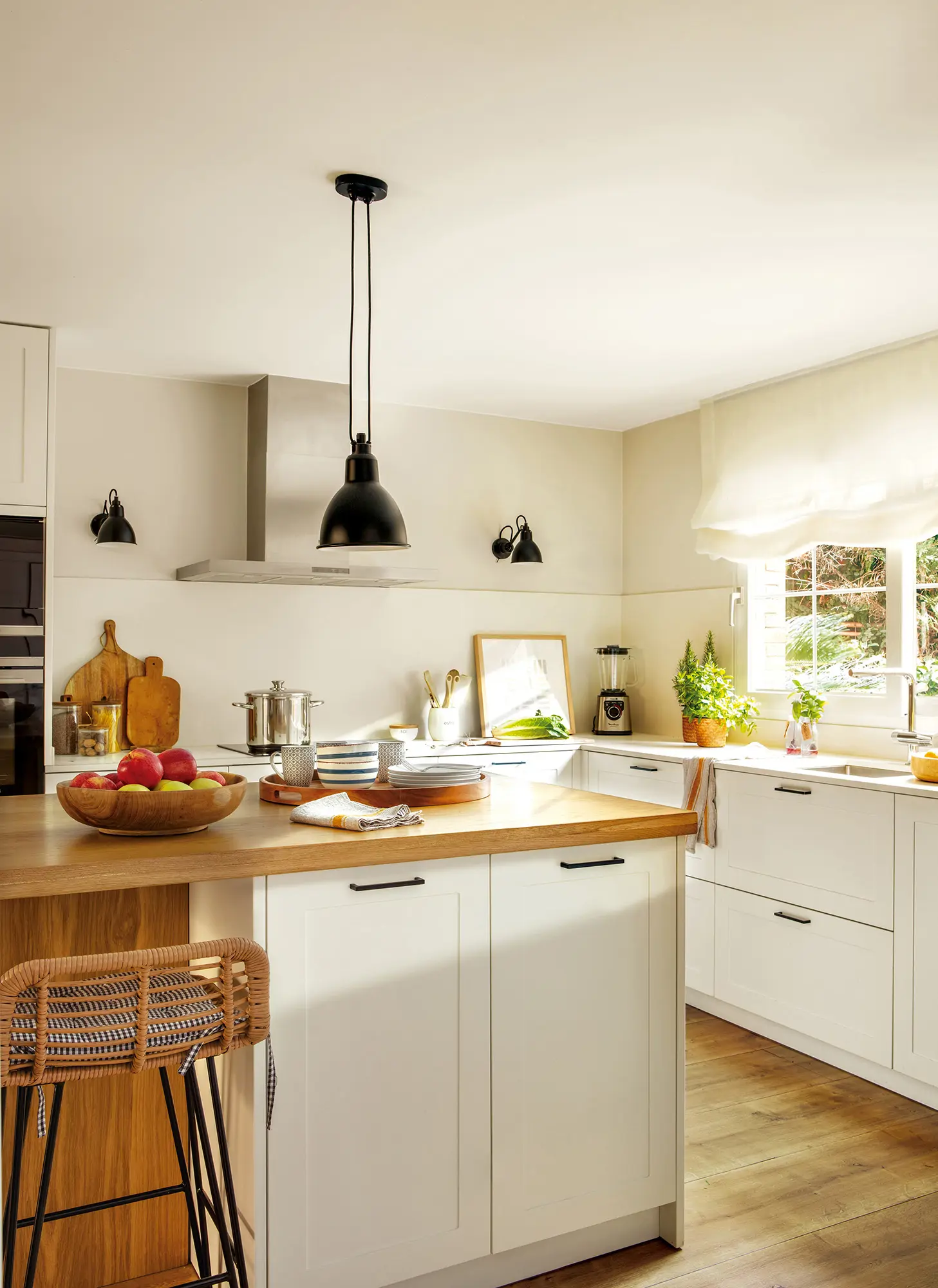 Cocina con isla y barra con taburetes