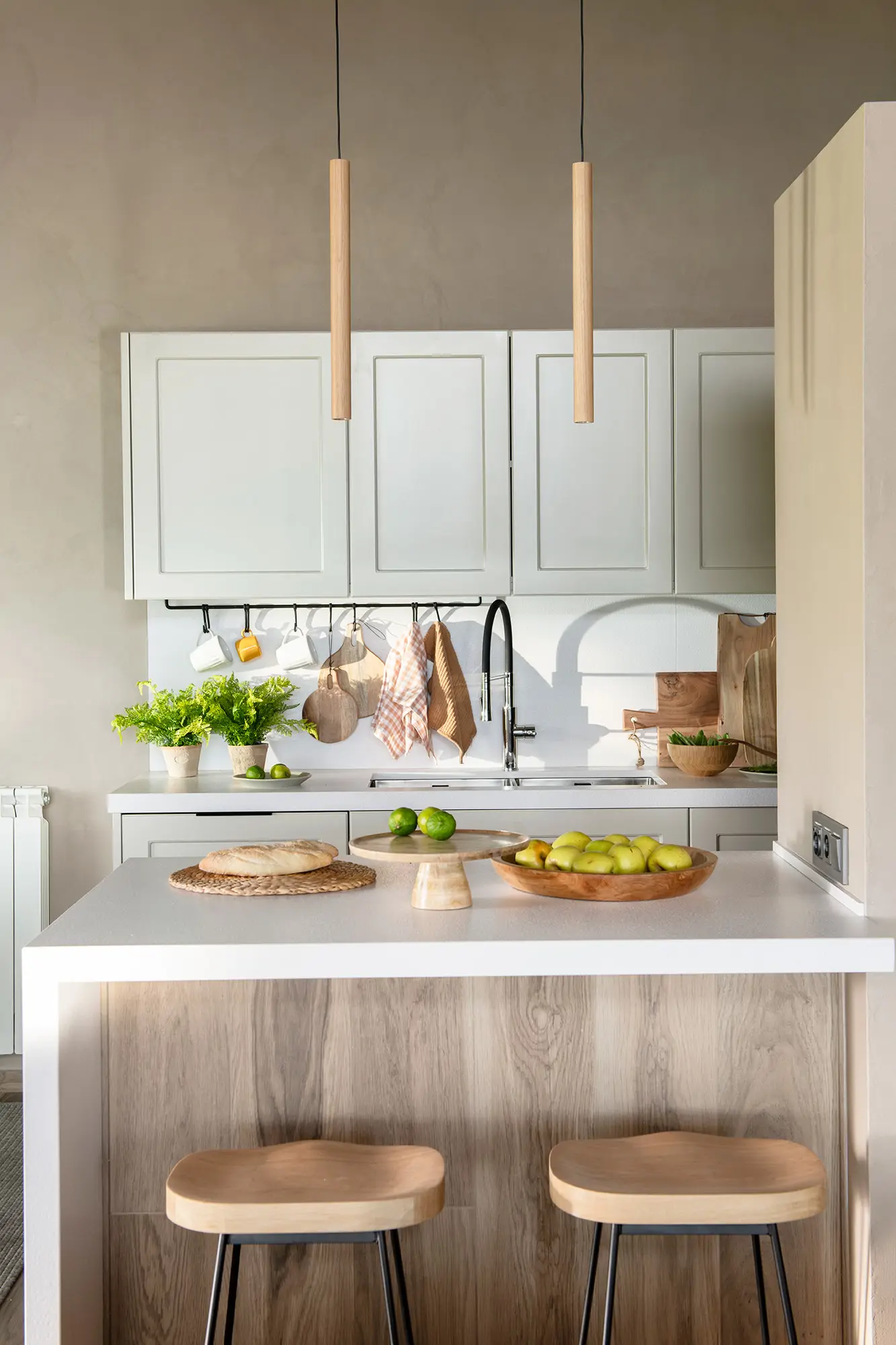 Cocina con lámparas modernas sobre la isla