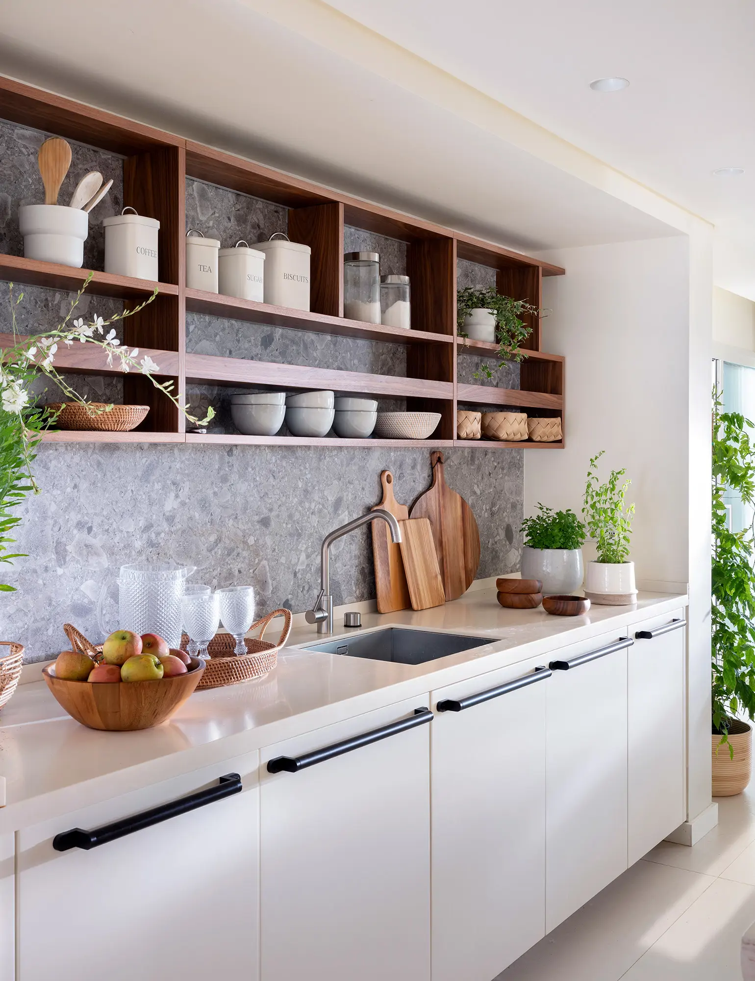 Cocina moderna con estantes abiertos en la zona alta