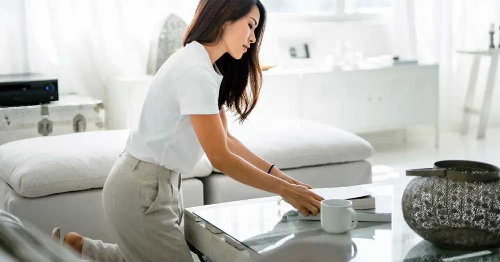 Mujer ordenando casa