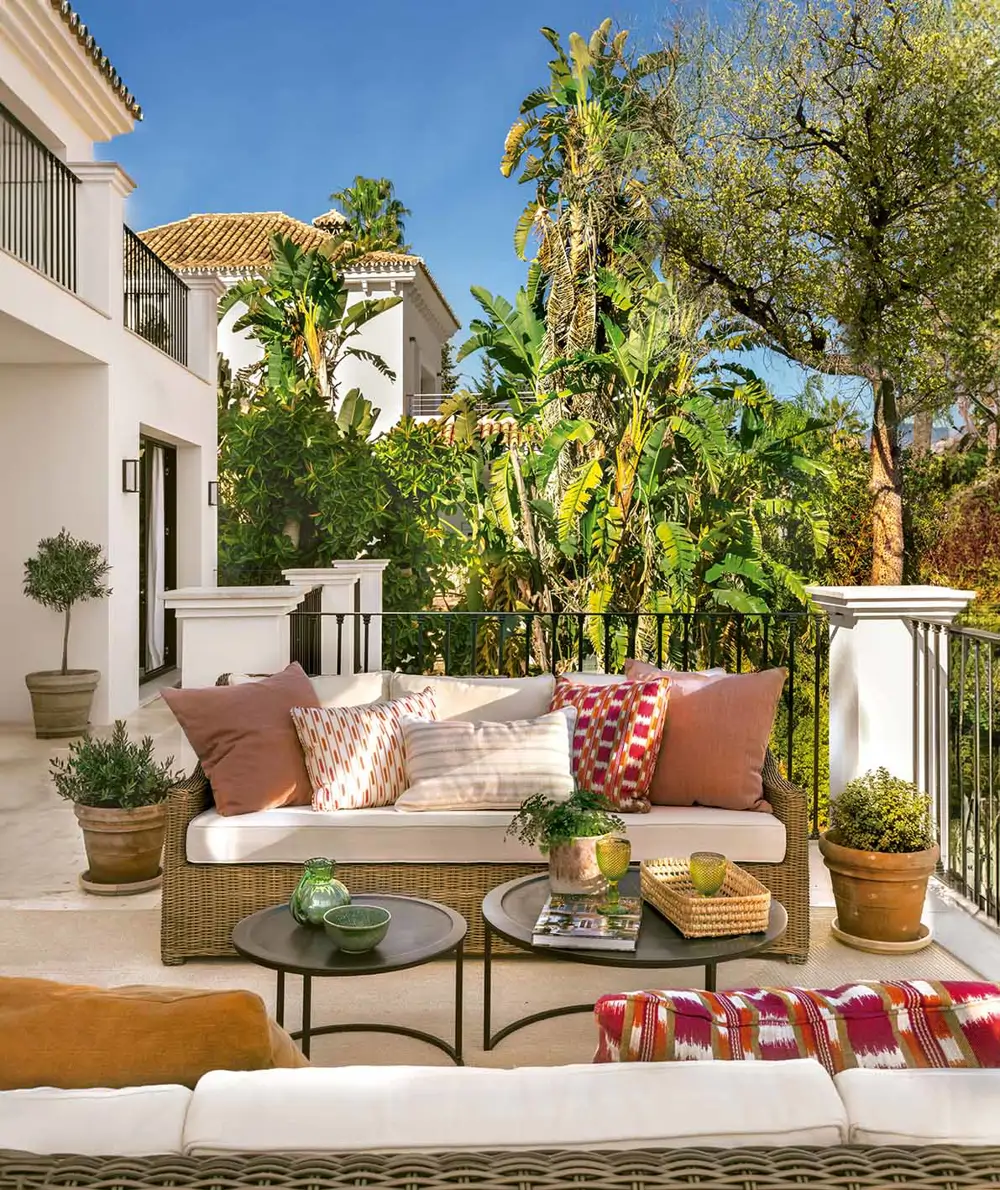 Terraza con sofás de fibras vegetales