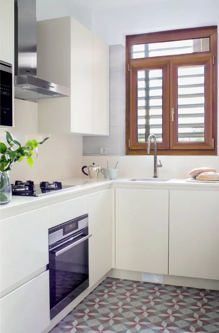 Cocina blanca proyecto de la interiorista Rocío Esquilas