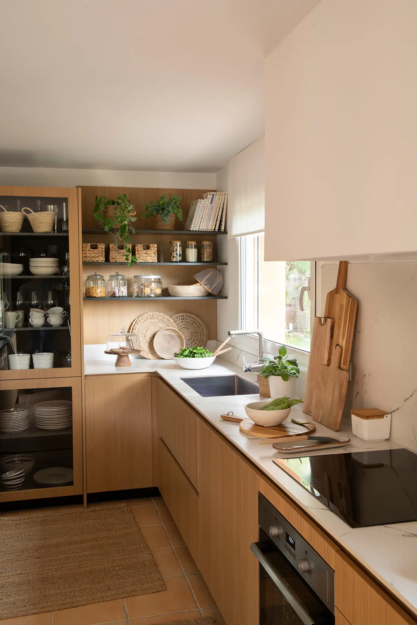Cocina moderna con muebles en madera 