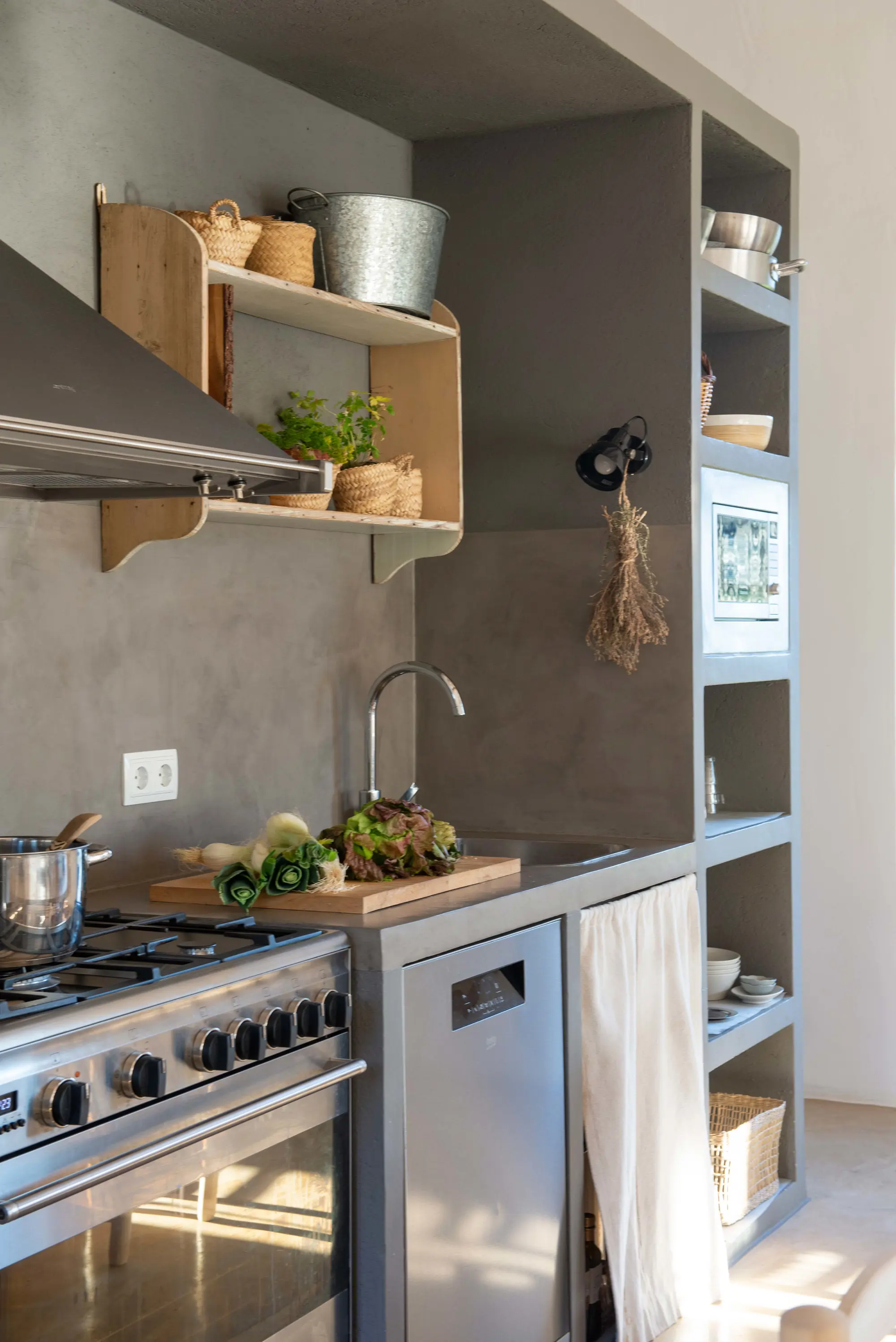 Cocina rústica con encimera y antepecho de microcemento
