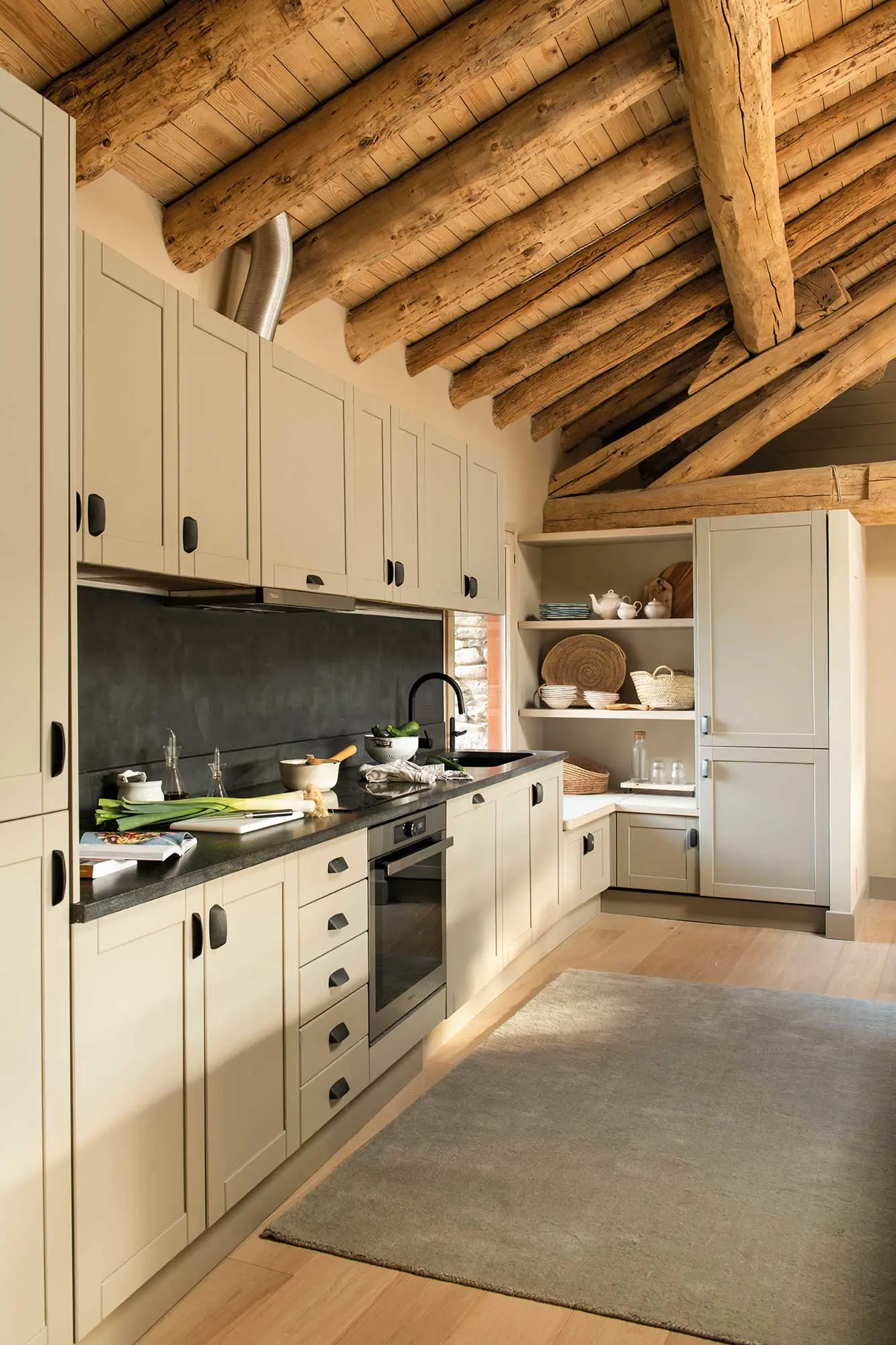 Cocina ru´stica con muebles en vede caqui 00549272